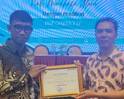 Koorsek Bawaslu Minut, Michael Polii menerima penghargaan Anugerah Keterbukaan Informasi Publik Tahun 2024.